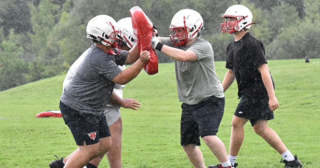 Hoosac linemen do drills