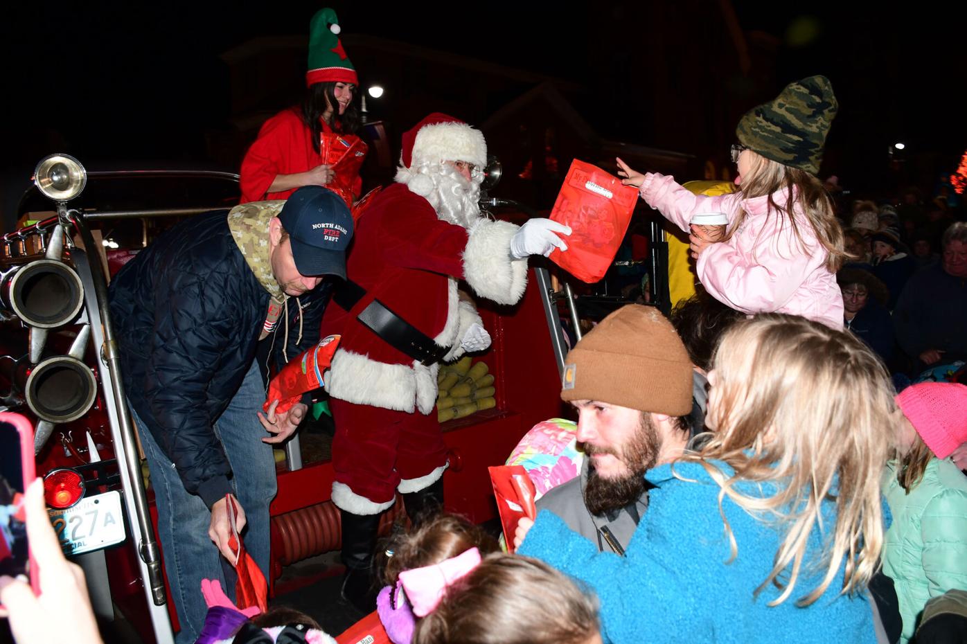 Santa Claus hands out favors to kids