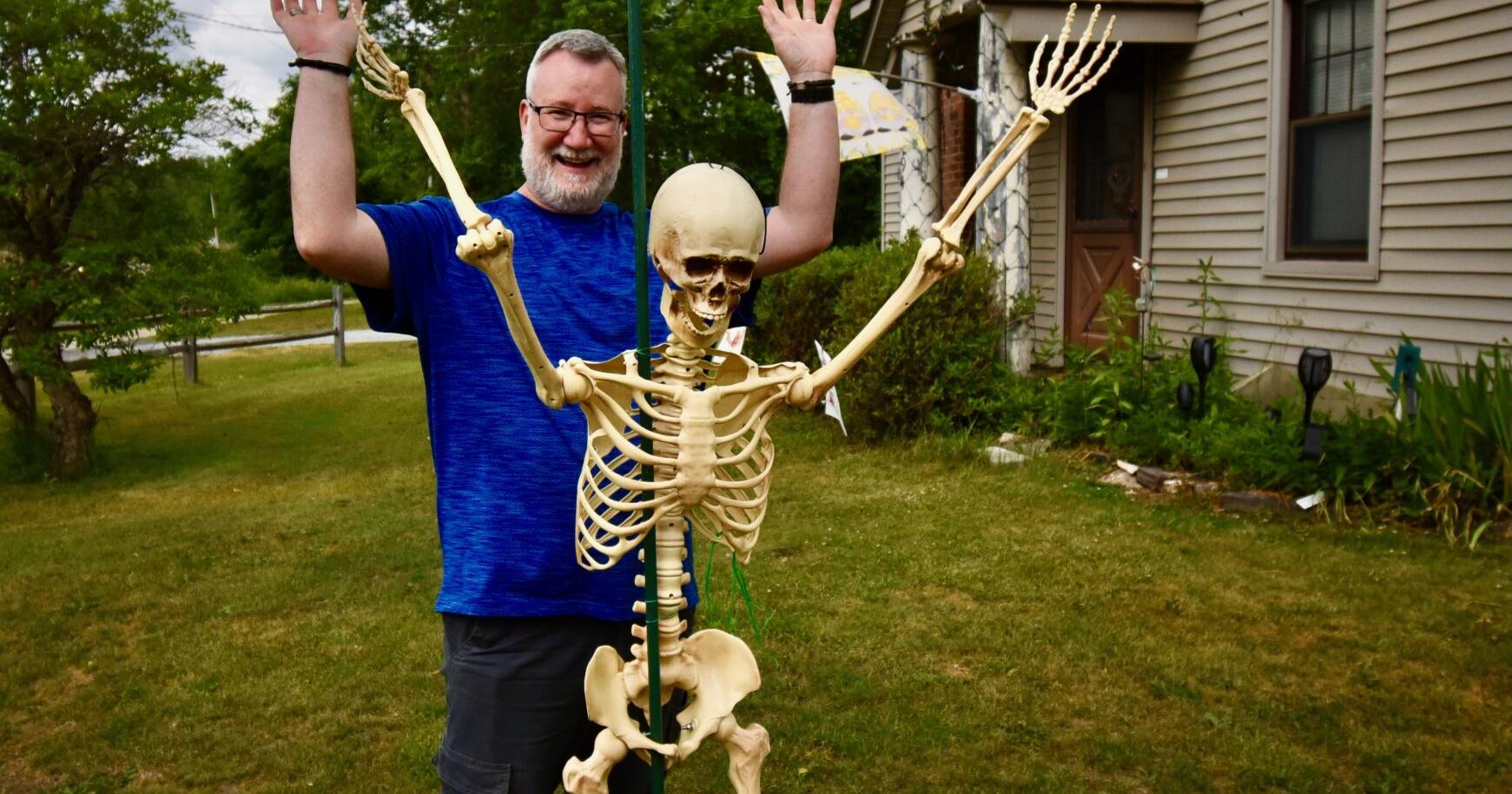 They wanted to make people smile during COVID. So the Barbieris put on a weekly skeleton lawn display where they got in touch with their funny bones - Vimarsana News