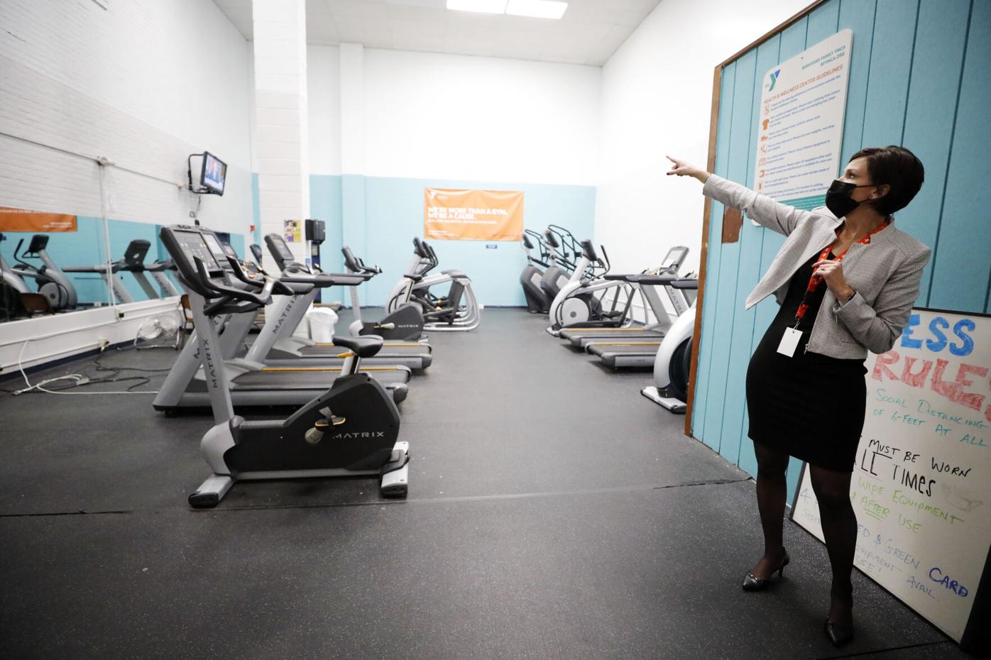 jessica rumlow pointing during fitness room tour