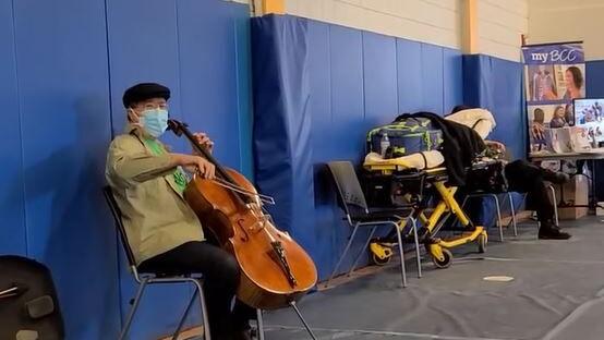After receiving the second dose, Yo-Yo Ma turns the waiting period into a performance at the Pittsfield Vax clinic |  Local News