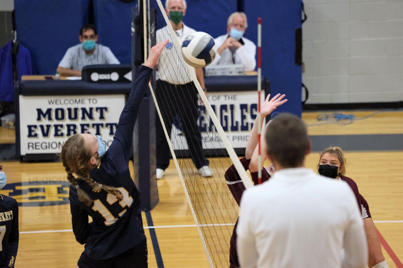 Kelly Krom hits the ball