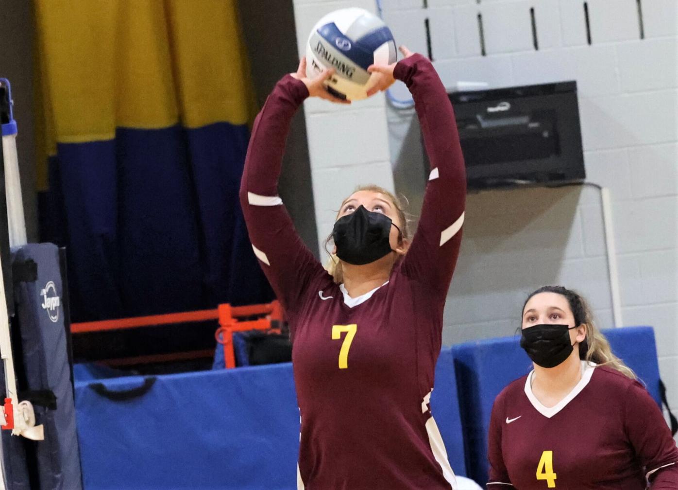 Kelly Nicotra puts the ball