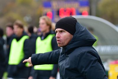 Steffen Siebert coaches his team