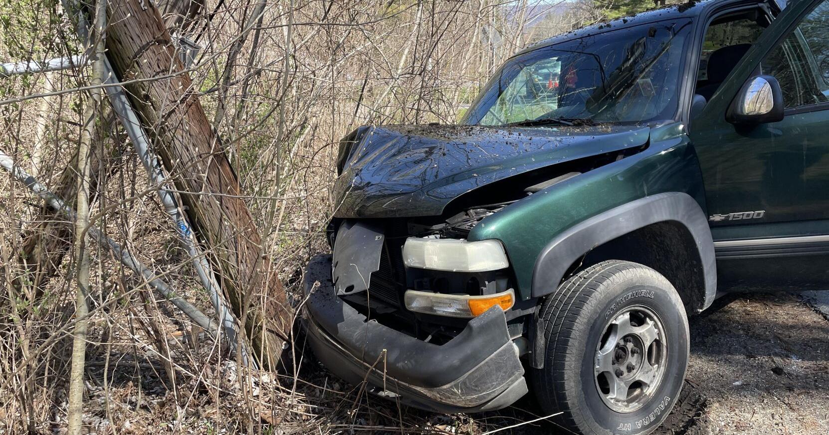 Lakeway Drive closed to traffic after a pickup truck struck and damaged a utility pole - Vimarsana News