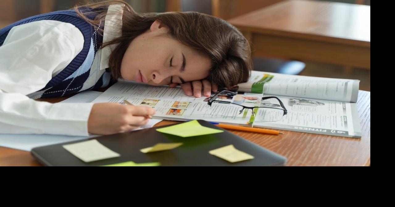 College students lose sleep to focus on their social lives: study