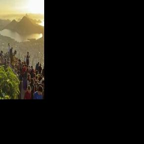 Gun battle traps more than 200 tourists at Rio viewpoint