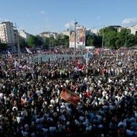 Huge crowds build as Serbian protesters demand early elections