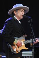 Bob Dylan sings Sinatra classics in "Triplicate"