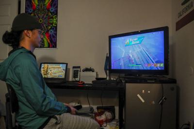 Daniel Playing Fortnite Senior Turns Competitive Fortnite Streaming Into A Side Hustle Culture Breezejmu Org