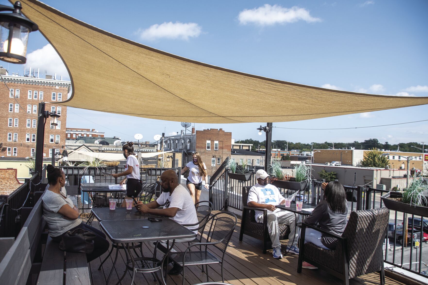 Downtown restaurants outdoor discount seating