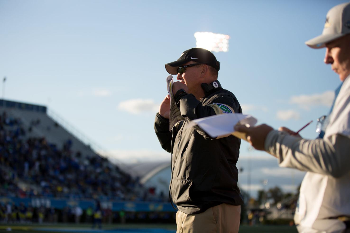 Head coach Mike Houston motivates with pregame speeches Sports