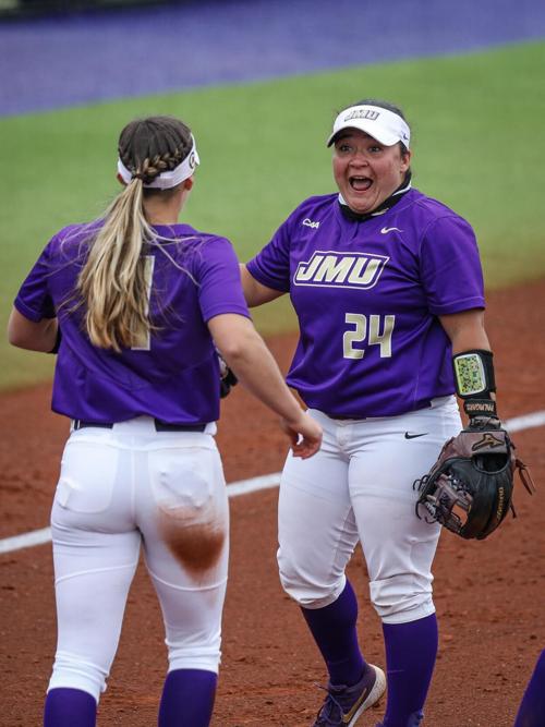 Jmu Softball Claims Knoxville Regional Title With 8 5 Win Over Liberty Sports Breezejmu Org