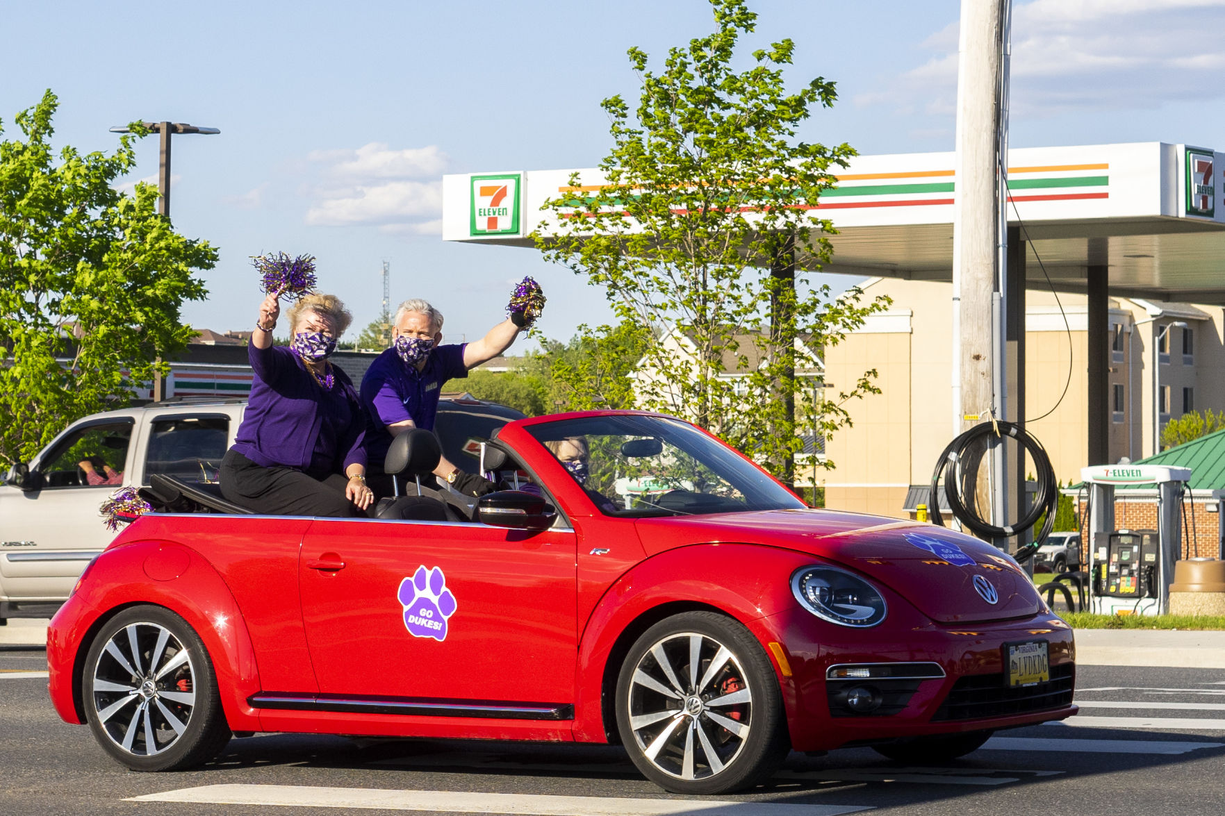 JMU Honors 2020 Graduates With Caravan Through Harrisonburg ...