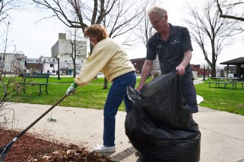 Volunteers help beautify local parks | Local News | cadillacnews.com