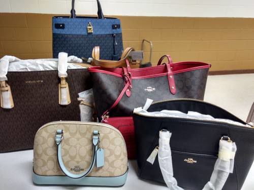 Hundreds Of Purses Are Being Read For Por Auction
