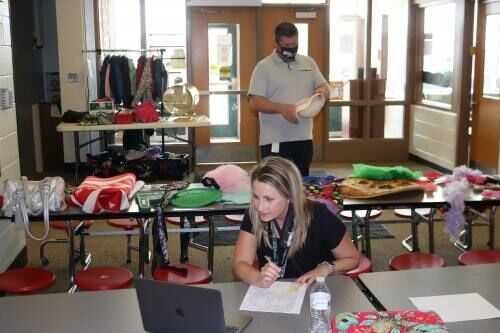 Pine River Elementary assistant principal gets 'dressed up' for reading month - Vimarsana News