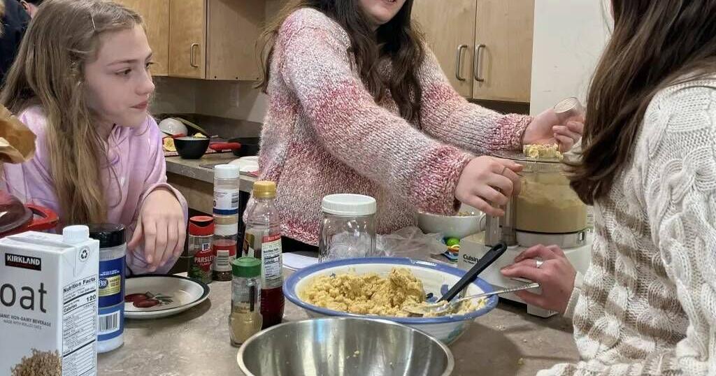 El club de cocina de la biblioteca conecta a jóvenes chefs con la comunidad