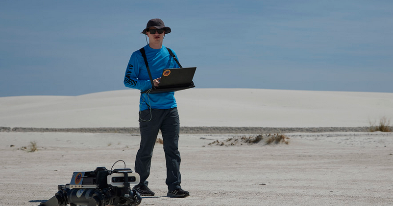 Researchers are teaching robots to walk on Mars from the sand of New Mexico, following experiments in Oregon
