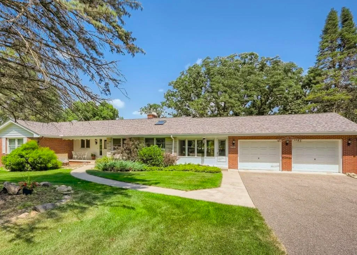 Photos Spacious house with views of Lake Byllesby for sale in Cannon