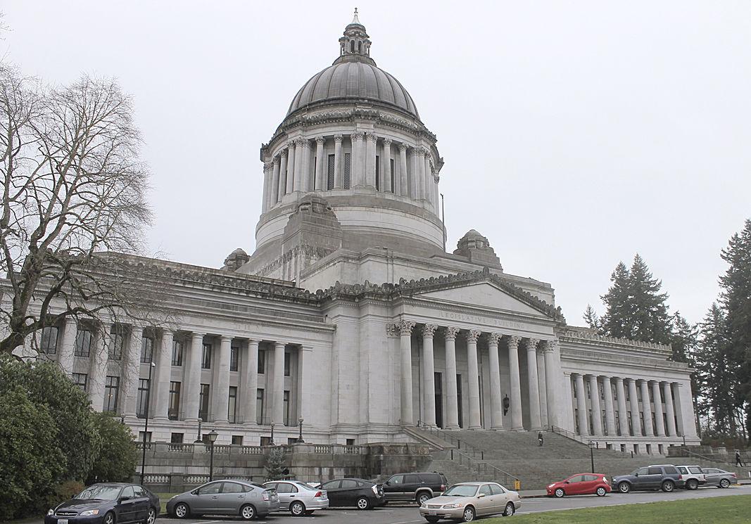A picture of the Washington state Capitol on a cloudy day 