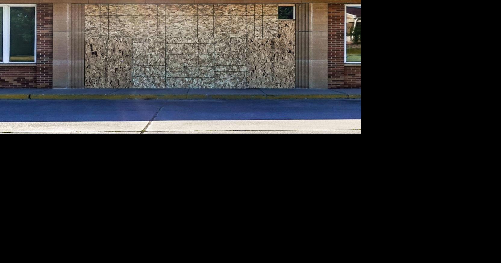 PHOTO: Car crashes into Carroll Post Office