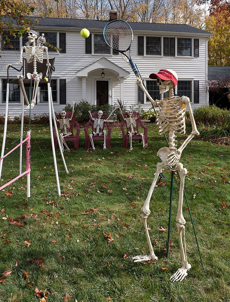Over 19 Hilarious Skeleton Decorations For Your Yard on Halloween | Halloween  skeletons, Classy halloween, Outdoor halloween