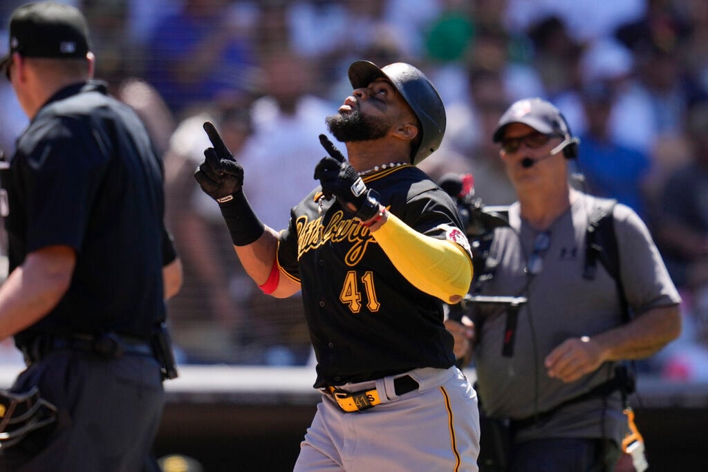 Report: Brewers acquire Carlos Santana from Pirates for teenage