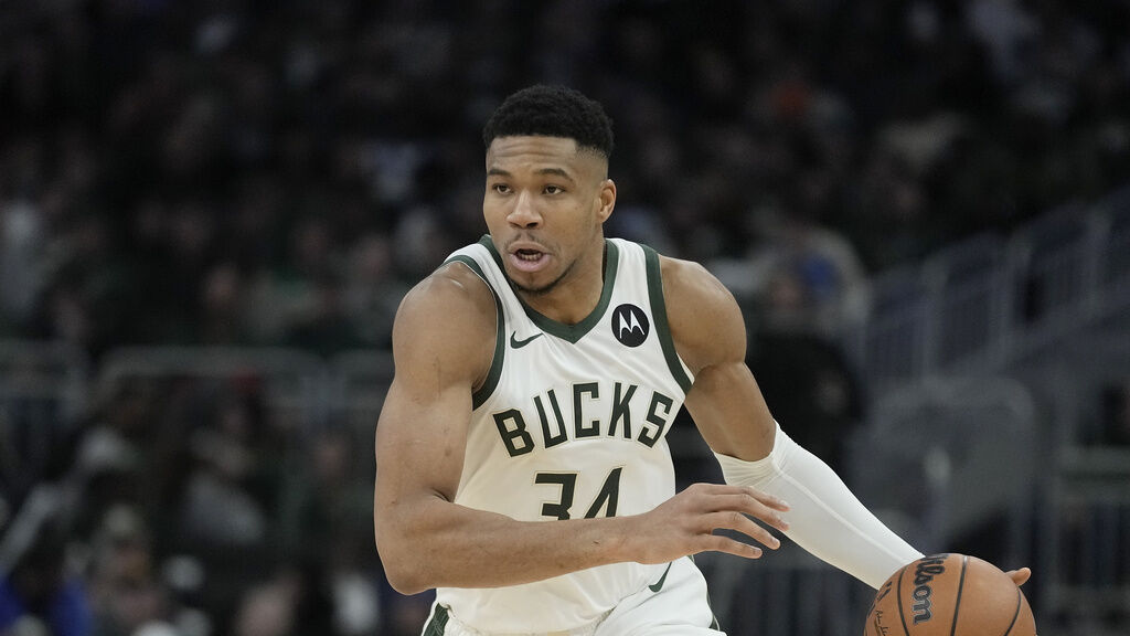 Giannis Antetokounmpo scores franchise-record 64 points, Bucks b