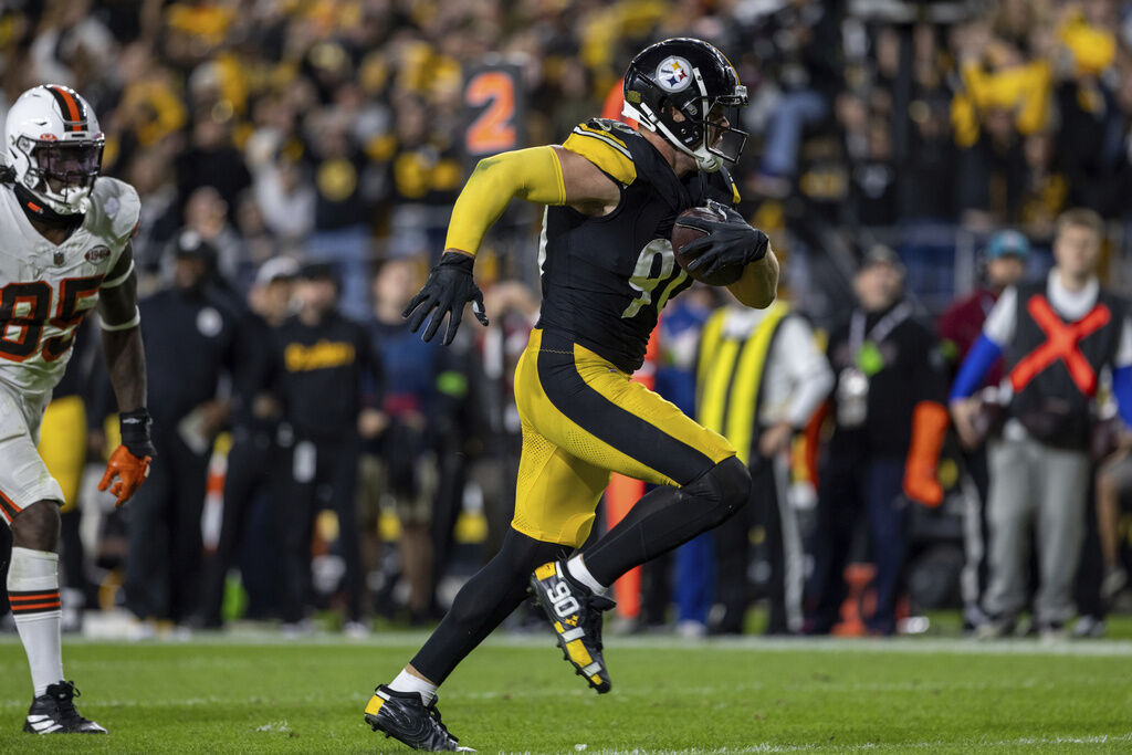 T.J. Watt's scoop-and-score lifts Steelers past Browns, 26-22