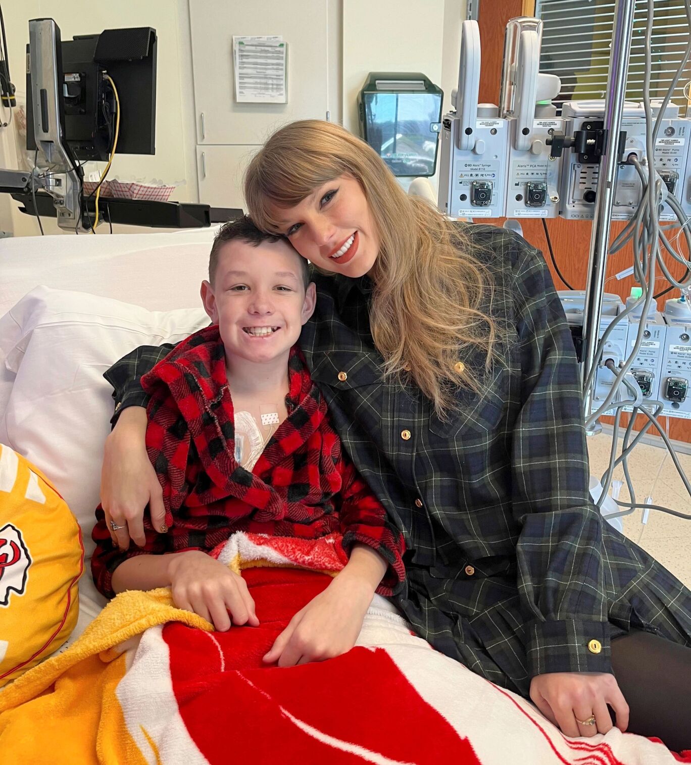 Taylor Swift Gifts Children’s Hospital Patient Some Twinning Fashion ...