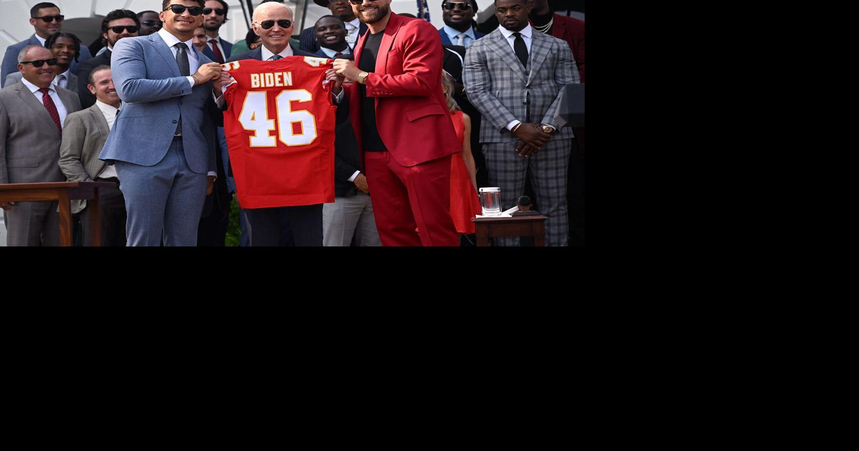 Patrick Mahomes draws laughter at White House as he steers Travis Kelce(01)