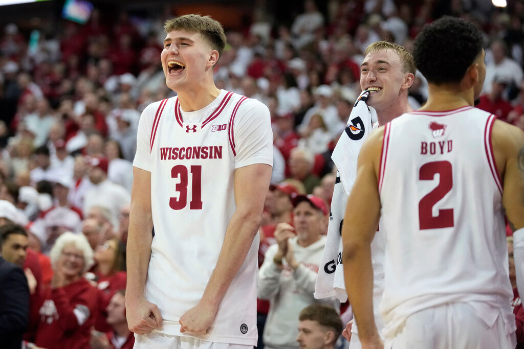 Wisconsin men's hoops returns to AP Top 25 for first time since ...