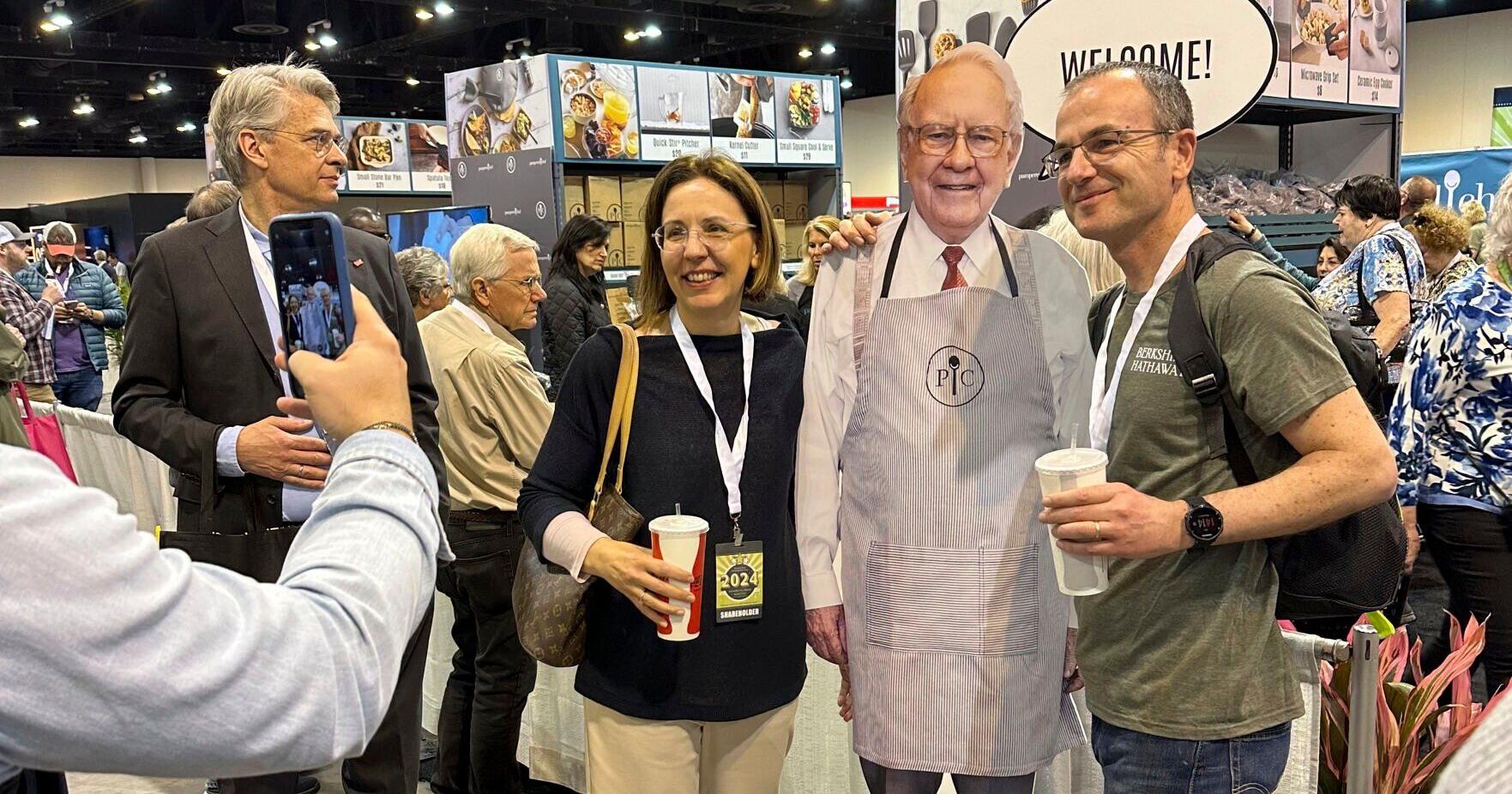 Thousands pack Omaha arena to soak up guru investor Warren Buffett's wisdom - Vimarsana News