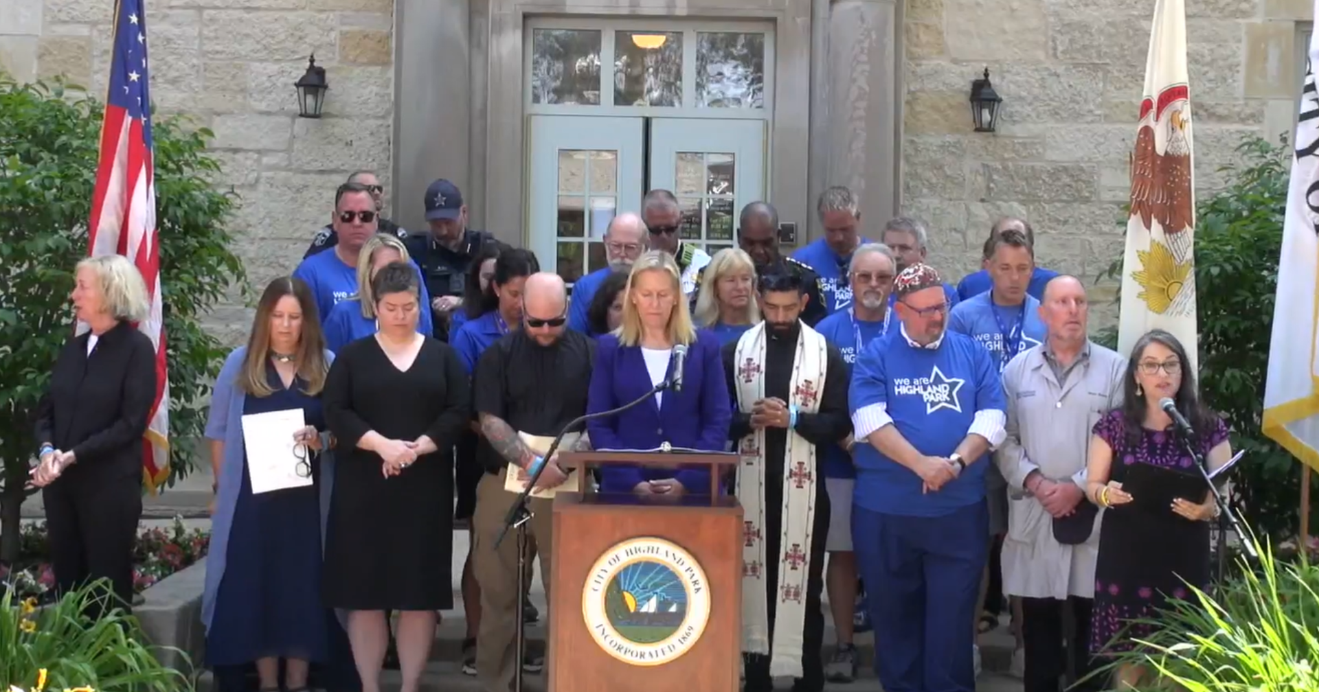 Highland Park marks 1 year after July 4 shooting with community walk reclaiming parade route - Vimarsana News
