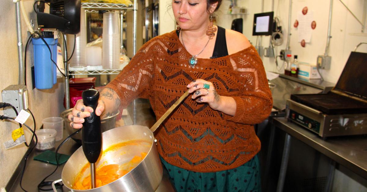 Cherokee chef to get ready dishes, focus on meals sovereignty with Cherokee local community | Foodstuff & Cooking