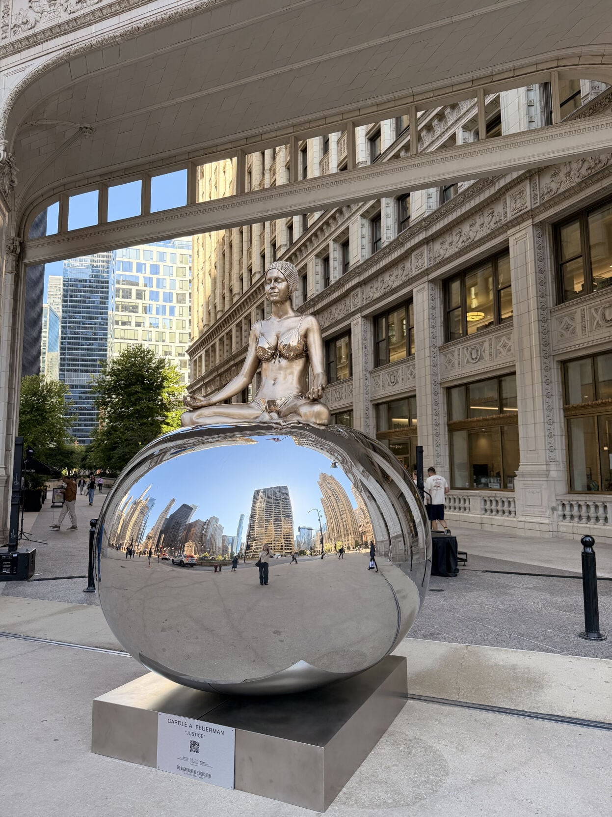 Justice sculpture by Carole A. Feuerman at The Wrigley Building. (Carol Fox & Associates photo)
