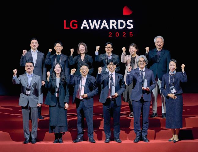 LG Corp. Chairman and CEO Kwang Mo Koo(back row, first from left), poses for a commemorative photo with customers and award recipients at the LG Awards held on April 9 at LG Academy in Icheon.