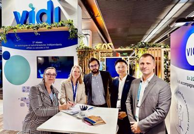 Representatives from Lunit and VIDI Group sign a partnership agreement to expand access to AI-powered mammography solutions at JFR 2024. From left to right: Teri Thomas, CBO of Lunit and CEO of Volpara; Amélie Libessart, VIDI Managing Director of Genera...