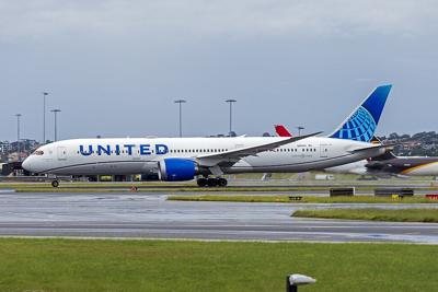 United Airlines buys two Spirit gates at O'Hare for $30M in battle with rivalry American