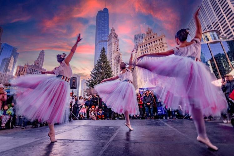 Lights Festival Lane Ballet. (Courtesy of Wintrust Mag Mile Lights Festival)