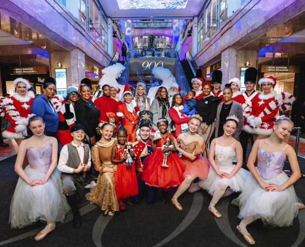 Illuminate 900 and Santa return to 900 North Michigan Shops. | 900 North Michigan Shops