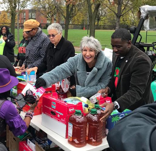 Cook County Treasurer Maria Pappas handing out food in Metcalfe Park. (Candace Jordan photo)