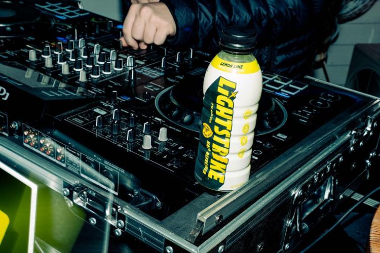 LIGHTSTRIKE is packaged in a resealable 16.9 oz sports drink bottle —because why choose between fun and function? The sports-bottle design lets you call the shots (literally) with a resealable top, so you’re always in control of your drinking experience.