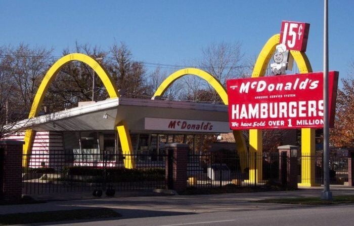 The first McDonald_s, now a museum in Des Plaines, Illinois..jpg