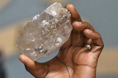 Botswana’s President, Mokgweetsi Masisi, cradles the half-kilogram wonder in his hands. (Botswana Economy Minerals AFP photo)
