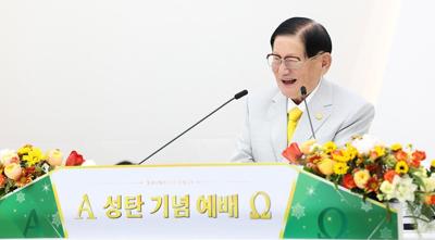 On the 25th, at the Shincheonji Suwon Church in the Jangan District of Suwon, Gyeonggi Province, Chairman Lee Man-hee delivers a sermon during the "Christmas Celebration Service.