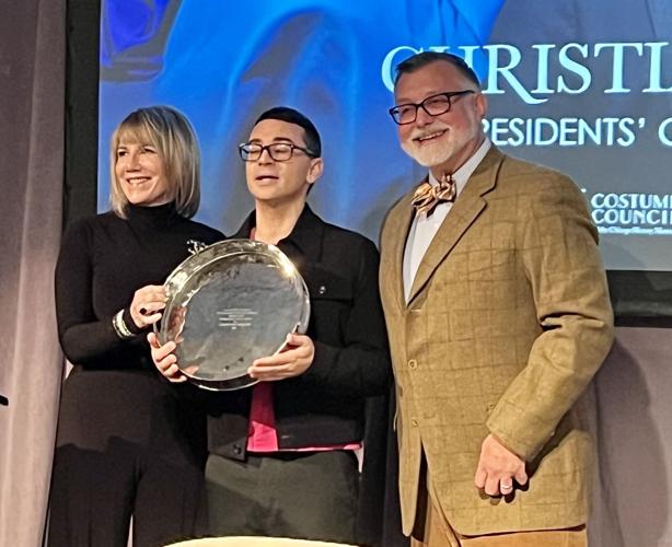 Fashion designer Christian Siriano accepts the Costume Council of the Chicago History Museum's Presidents' Circle Award from event co-chairs Pam Capitanini and David Mordini. (Photo by Candace Jordan)