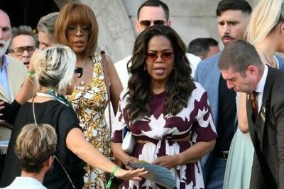 The star-studded guestlist includes US journalist Gayle King (L) and talk show host Oprah Winfrey (R)