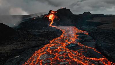Hawaii’s Kīlauea volcano erupts